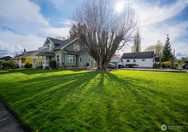 Photo 3 of Single family home for sale at 517 Lawson St, Sumas, WA 98295 | MLS# NWM2499211 | Listing updated on 2026-10-01