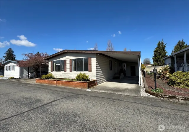 Photo 3 of Manufactured home for sale at 1402 22nd Street Ne #5, Auburn, WA 98002 | MLS# NWM2499360 | Listing updated on 2026-09-30