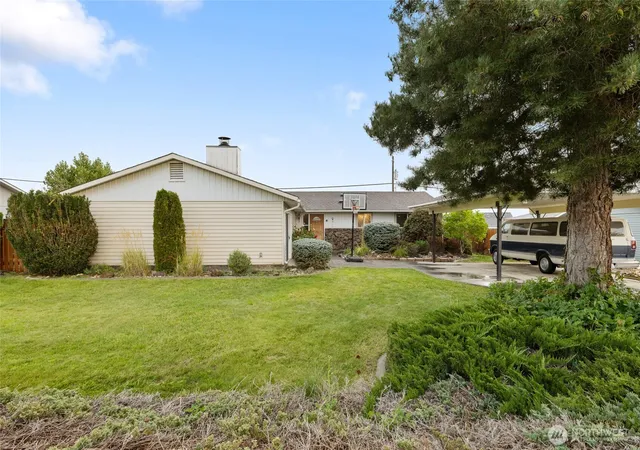 Photo 3 of Sale Pending at 603 N Crestview Dr, Moses Lake, WA 98837 | MLS# NWM2500140 | Listing updated on 2026-09-25