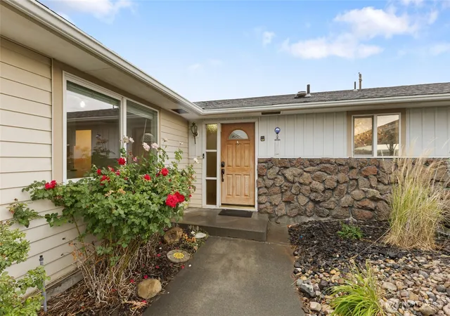 Photo 4 of Sale Pending at 603 N Crestview Dr, Moses Lake, WA 98837 | MLS# NWM2500140 | Listing updated on 2026-09-25