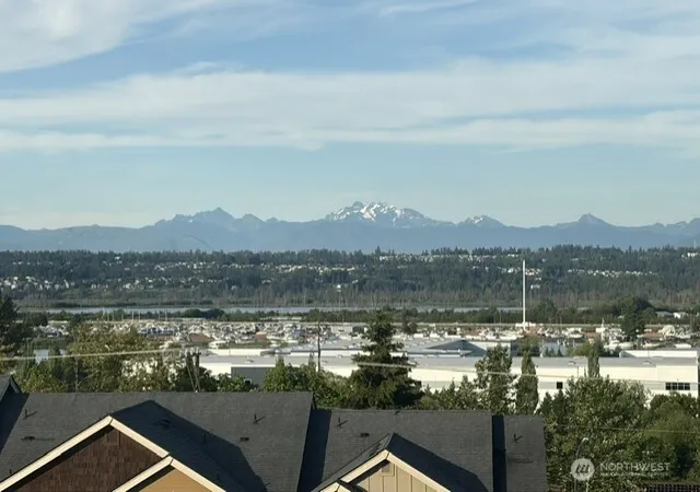 Photo 3 of Sale Pending at 527 Pilchuck Path, Everett, WA 98201 | MLS# NWM2500155 | Listing updated on 2026-09-17