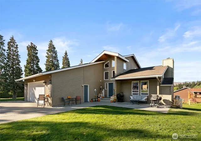 Photo 3 of Single family home for sale at 530 S Lynn, East Wenatchee, WA 98802 | MLS# NWM2500614 | Listing updated on 2026-09-30