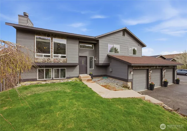 Photo 1 of Single family home for sale at 109 Nelmida Ln, Chelan, WA 98816 | MLS# NWM2502239 | Listing updated on 2026-09-30