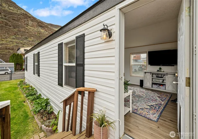Photo 3 of Manufactured home for sale at 670 Sw Section Ave, Quincy, WA 98848 | MLS# NWM2502310 | Listing updated on 2026-09-21
