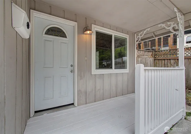 Photo 2 of Single family home for sale at 616 N 4th Avenue, Kelso, WA 98626 | MLS# NWM2502353 | Listing updated on 2026-09-29