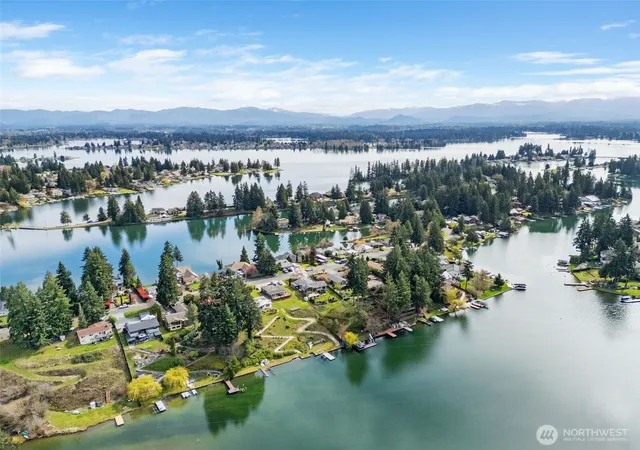 Photo 3 of Single family home for sale at 3118 Deer Is Dr E, Lake Tapps, WA 98391 | MLS# NWM2502647 | Listing updated on 2026-09-21