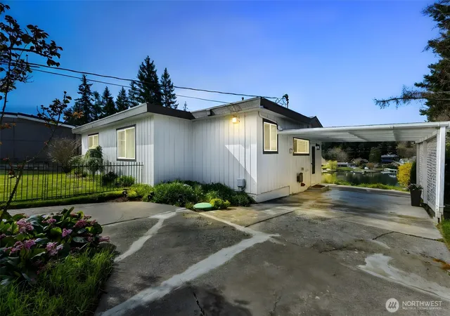 Photo 4 of Single family home for sale at 3118 Deer Is Dr E, Lake Tapps, WA 98391 | MLS# NWM2502647 | Listing updated on 2026-09-21
