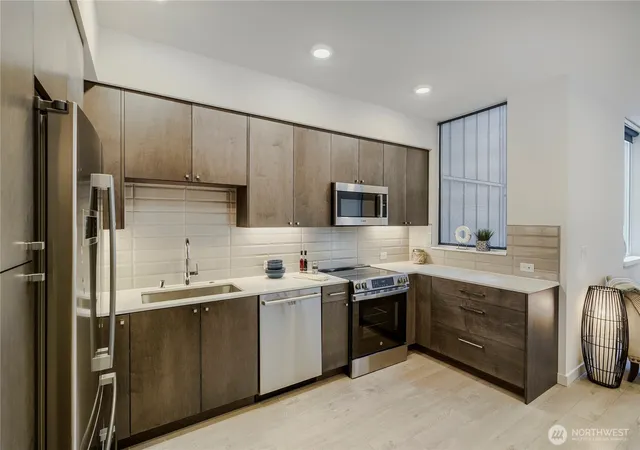 Photo 4 of Townhouse for sale at 3070 SW Avalon Way #G, Seattle, WA 98126 | MLS# NWM2502705 | Listing updated on 2026-09-29