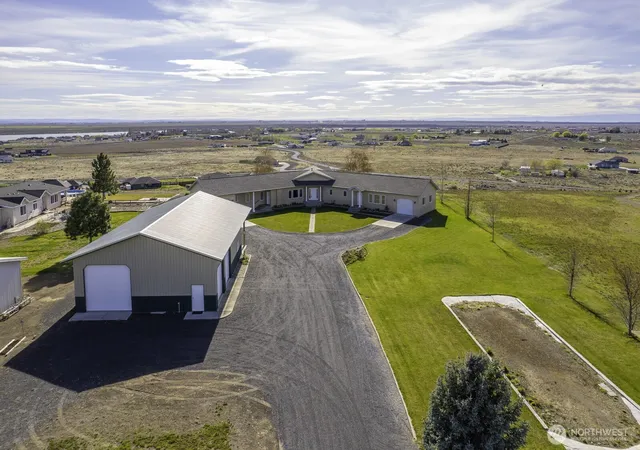 Photo 4 of Single family home for sale at 7618 Bouldercrest Rd NE, Moses Lake, WA 98837 | MLS# NWM2502749 | Listing updated on 2026-09-28