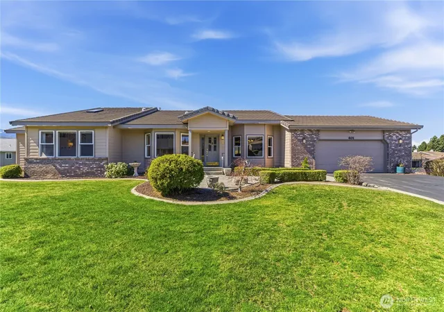 Photo 2 of Condo for sale at 1380 Eastmont Ave #401, East Wenatchee, WA 98802 | MLS# NWM2503117 | Listing updated on 2026-09-21