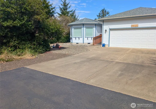 Photo 3 of Single family home for sale at 258 N Razor Clam Dr Sw, Ocean Shores, WA 98569 | MLS# NWM2503149 | Listing updated on 2026-09-21