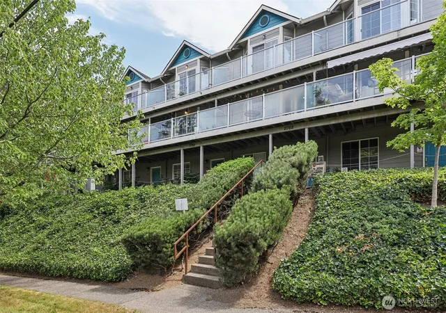 Photo 3 of Sale Pending at 2764 E Mcloughlin Blvd, Vancouver, WA 98661 | MLS# NWM2503351 | Listing updated on 2026-09-25