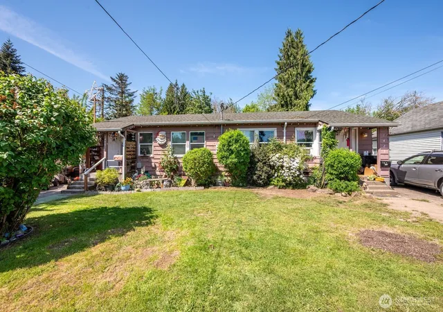 Multi family home for sale at 1423 S 7th Avenue, Kelso, WA 98626 | MLS# NWM2503781