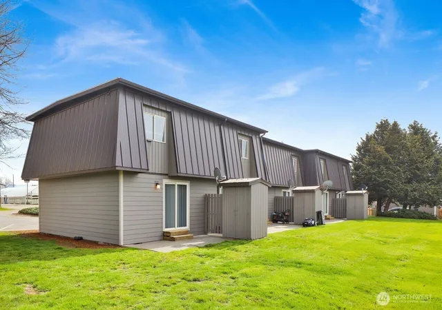 Photo 1 of Townhouse for sale at 211 Maple St, Lynden, WA 98264 | MLS# NWM2504180 | Listing updated on 2026-09-21