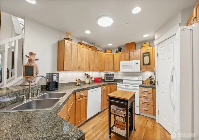 Photo 4 of Condo for sale at 211 E Sterling Dr #B4, Allyn, WA 98524 | MLS# NWM2504255 | Listing updated on 2026-09-29