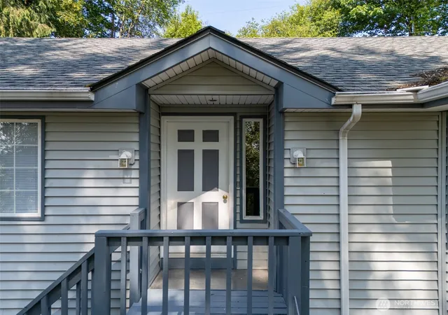 Photo 3 of Single family home for sale at 2340 Kelso Dr, Kelso, WA 98626 | MLS# NWM2504324 | Listing updated on 2026-09-23