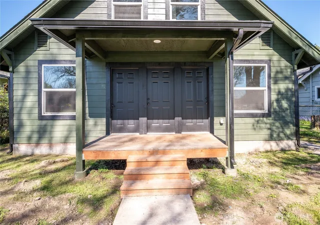 Photo 2 of Multi family home for sale at 285 20th Avenue, Longview, WA 98632 | MLS# NWM2504758 | Listing updated on 2026-09-30