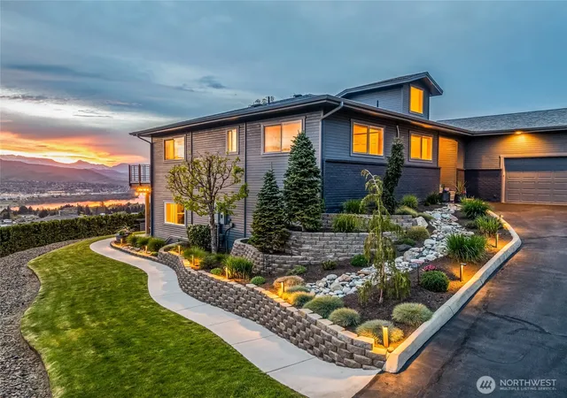 Photo 3 of Single family home for sale at 521 23rd Street Ne, East Wenatchee, WA 98802 | MLS# NWM2505070 | Listing updated on 2026-09-21