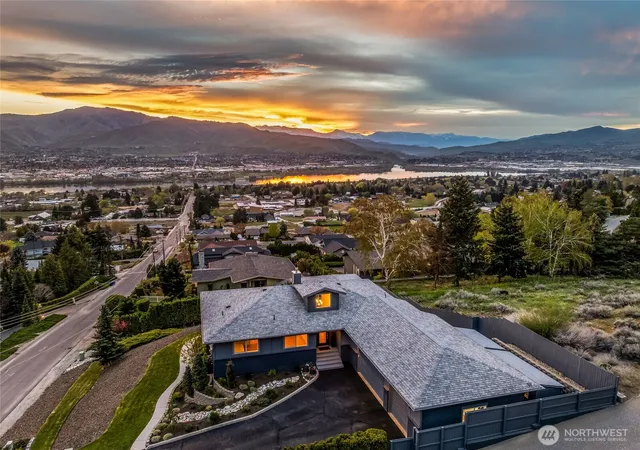 Photo 3 of Single family home for sale at 521 23rd Street NE, East Wenatchee, WA 98802 | MLS# NWM2505070 | Listing updated on 2026-09-21