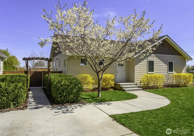 Photo 2 of Single family home for sale at 2143 Ne Valley Rd, Moses Lake, WA 98837 | MLS# NWM2505110 | Listing updated on 2026-09-29