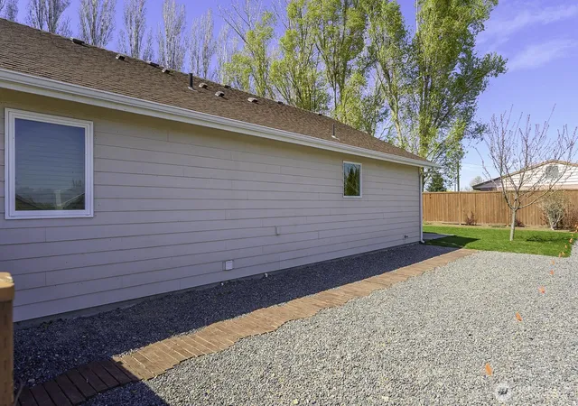 Photo 38 of Single family home for sale at 2143 NE Valley Rd, Moses Lake, WA 98837 | MLS# NWM2505110 | Listing updated on 2026-09-29