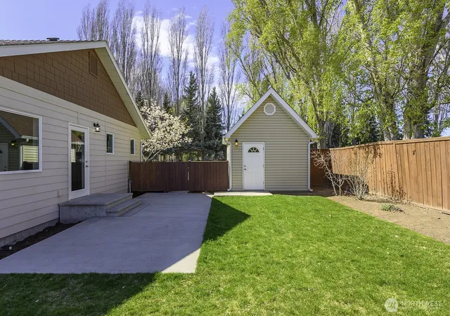 Photo 3 of Single family home for sale at 2143 NE Valley Rd, Moses Lake, WA 98837 | MLS# NWM2505110 | Listing updated on 2026-09-29