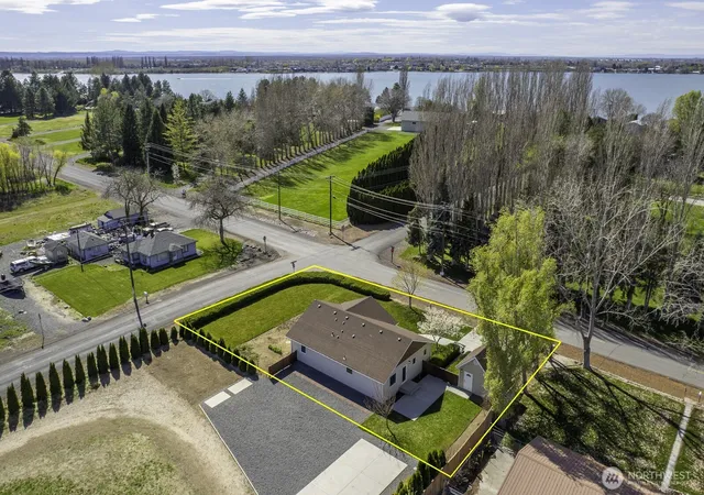 Photo 4 of Single family home for sale at 2143 NE Valley Rd, Moses Lake, WA 98837 | MLS# NWM2505110 | Listing updated on 2026-09-29
