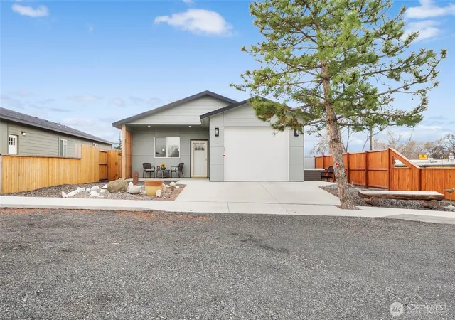 Photo 3 of Single family home for sale at 423 2nd Avenue SE, Soap Lake, WA 98851 | MLS# NWM2505241 | Listing updated on 2026-09-21