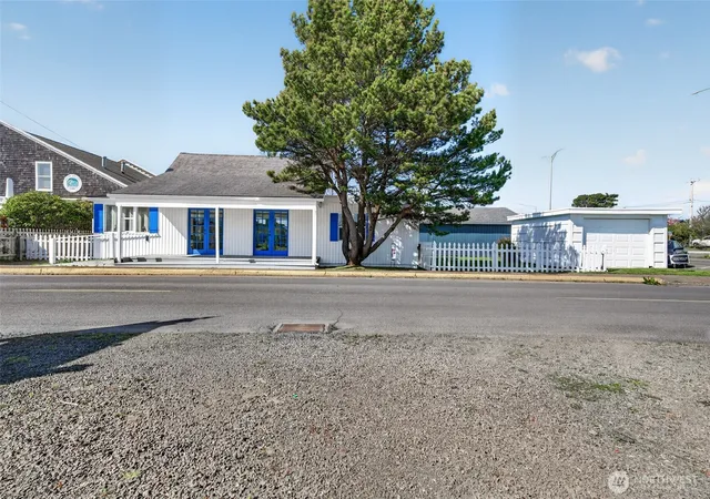 Photo 3 of Single family home for sale at 106 5th Street Se, Long Beach, WA 98631 | MLS# NWM2505373 | Listing updated on 2026-09-28