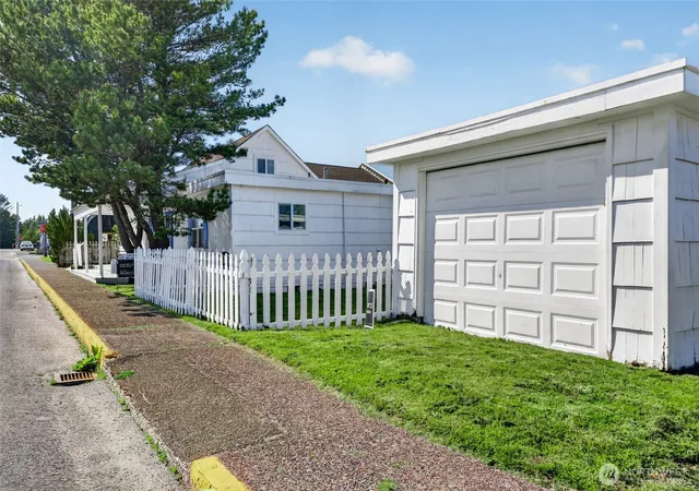Photo 4 of Single family home for sale at 106 5th Street SE, Long Beach, WA 98631 | MLS# NWM2505373 | Listing updated on 2026-09-28