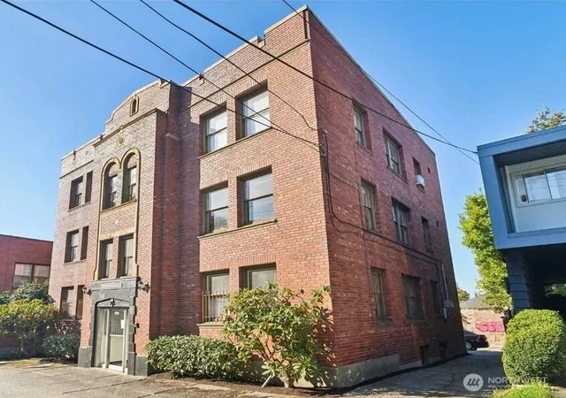Photo 3 of Sale Pending at 315 12th Avenue E, Seattle, WA 98102 | MLS# NWM2505422 | Listing updated on 2026-09-23