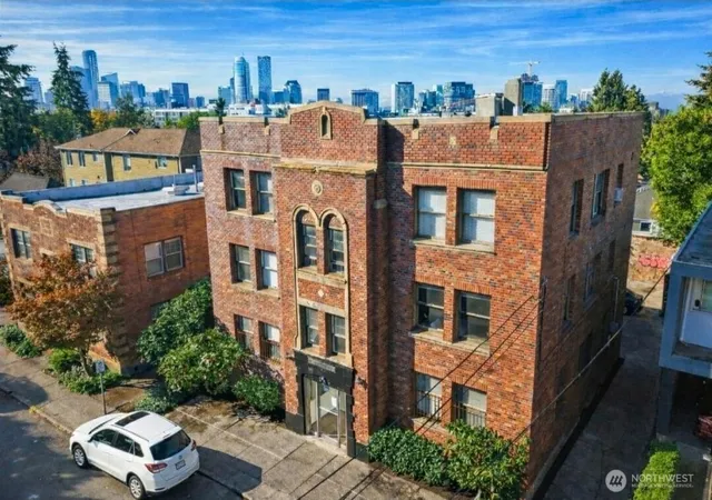 Photo 4 of Sale Pending at 315 12th Avenue E, Seattle, WA 98102 | MLS# NWM2505422 | Listing updated on 2026-09-23