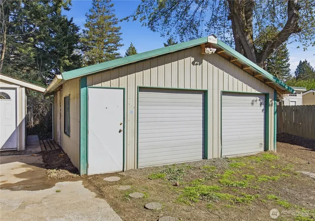 Photo 2 of Single family home for sale at 516 6th Avenue S, Kent, WA 98032 | MLS# NWM2505573 | Listing updated on 2026-09-29