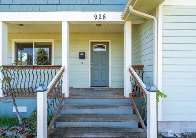 Photo 3 of Single family home for sale at 928 W Cherry St, Centralia, WA 98531 | MLS# NWM2505750 | Listing updated on 2026-09-21