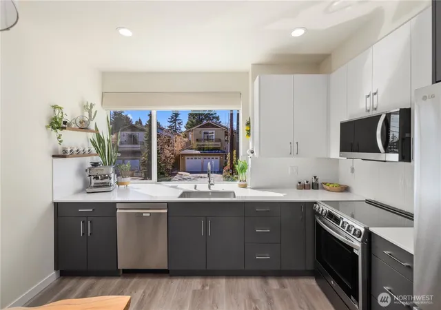 Photo 4 of Sale Pending at 9624 Linden Ave N, Seattle, WA 98103 | MLS# NWM2505904 | Listing updated on 2026-08-17