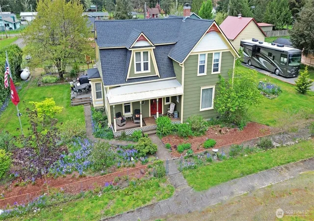 Single family home for sale at 204 W Harris Ave, Oakville, WA 98568 | MLS# NWM2506231