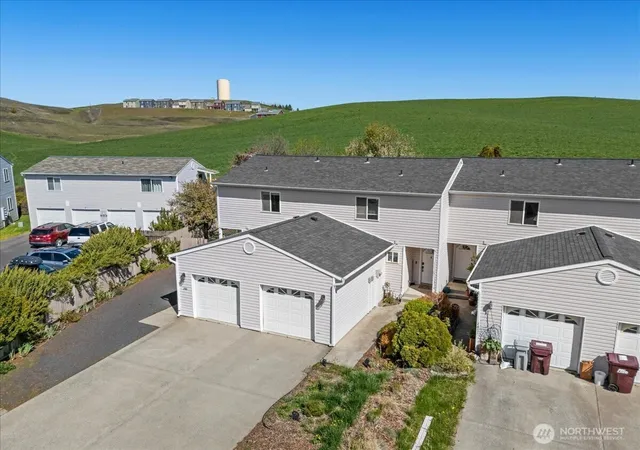 Photo 3 of Townhouse for sale at 266 NW Clay Ct, Pullman, WA 99163 | MLS# NWM2506715 | Listing updated on 2026-09-21