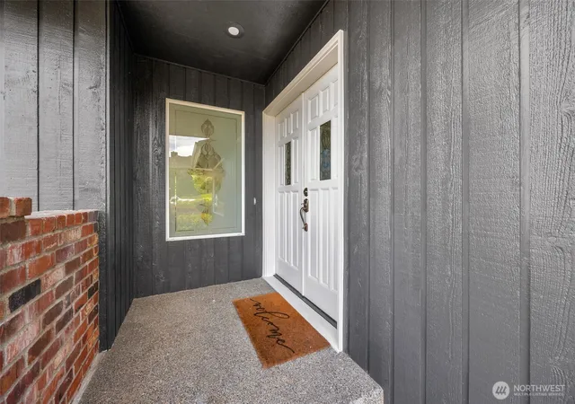 Photo 3 of Single family home for sale at 1623 Edgemoor Ln, Everett, WA 98203 | MLS# NWM2506832 | Listing updated on 2026-09-21