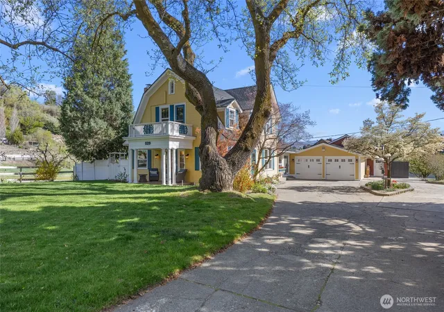 Photo 2 of Single family home for sale at 529 Lower Sunnyslope Rd, Wenatchee, WA 98801 | MLS# NWM2506835 | Listing updated on 2026-10-01