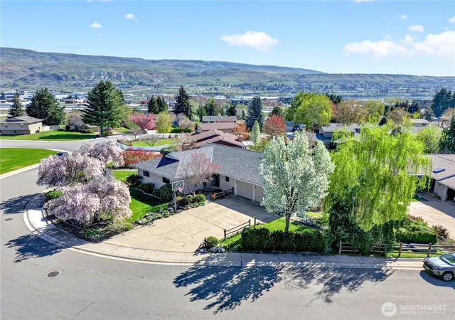 Photo 1 of Single family home for sale at 2629 Lemaister Ave, Wenatchee, WA 98801 | MLS# NWM2506952 | Listing updated on 2026-10-01