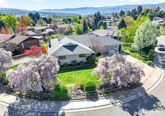 Photo 2 of Single family home for sale at 2629 Lemaister Ave, Wenatchee, WA 98801 | MLS# NWM2506952 | Listing updated on 2026-10-01