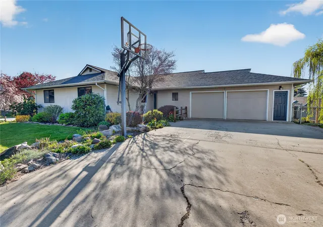 Photo 3 of Single family home for sale at 2629 Lemaister Ave, Wenatchee, WA 98801 | MLS# NWM2506952 | Listing updated on 2026-10-01