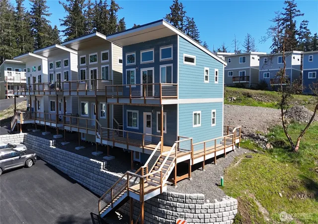 Photo 3 of Townhouse for sale at 621 Finnegan Way, Friday Harbor, WA 98250 | MLS# NWM2507109 | Listing updated on 2026-09-21