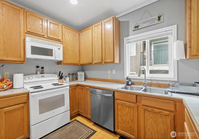 Photo 4 of Single family home for sale at 934 N 100th Street, Seattle, WA 98133 | MLS# NWM2507212 | Listing updated on 2026-09-21