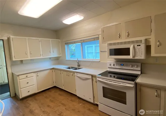 Photo 2 of Sale Pending at 809 Ne 62nd Street, Seattle, WA 98115 | MLS# NWM2507424 | Listing updated on 2026-09-25