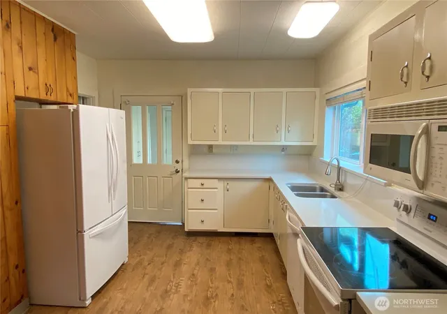 Photo 3 of Sale Pending at 809 Ne 62nd Street, Seattle, WA 98115 | MLS# NWM2507424 | Listing updated on 2026-09-25