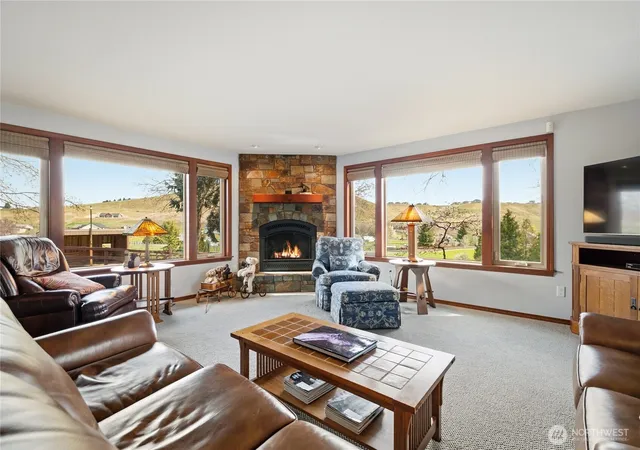 Photo 3 of Single family home for sale at 160 Horseshoe Ln, Selah, WA 98942 | MLS# NWM2507467 | Listing updated on 2026-09-21