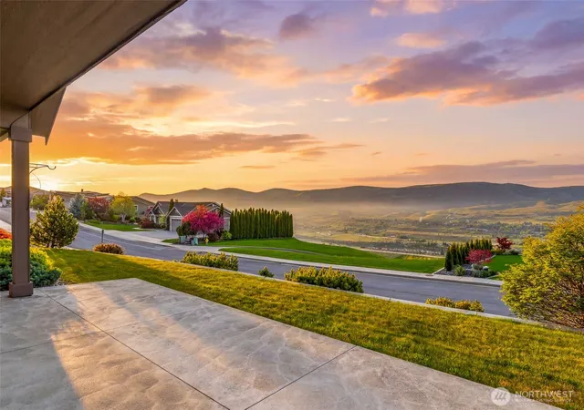 Photo 3 of Single family home for sale at 2741 Se Falcon View Dr, East Wenatchee, WA 98802 | MLS# NWM2507510 | Listing updated on 2026-09-21