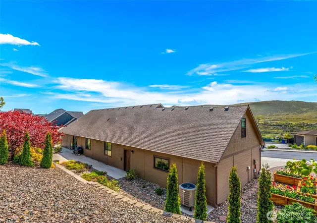 Photo 4 of Single family home for sale at 2741 SE Falcon View Dr, East Wenatchee, WA 98802 | MLS# NWM2507510 | Listing updated on 2026-09-21