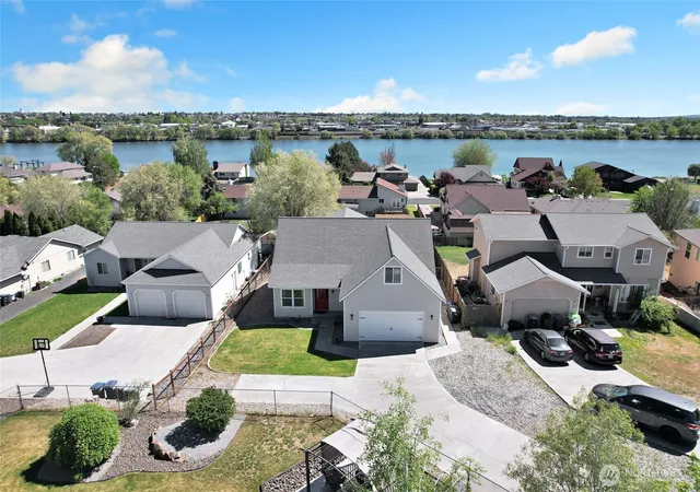 Photo 2 of Sale Pending at 901 W Windrose Dr, Moses Lake, WA 98837 | MLS# NWM2507724 | Listing updated on 2026-09-28